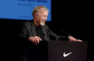 Phil Knight, MBA ’62, has been awarded the Degree of Uncommon Citizen, Stanford’s most prestigious alumni award, for decades of transformational philanthropy and service to the university. (Image credit: David Rezok / The Stanford Daily)