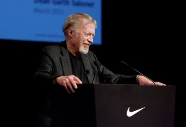 Phil Knight, MBA ’62, has been awarded the Degree of Uncommon Citizen, Stanford’s most prestigious alumni award, for decades of transformational philanthropy and service to the university. (Image credit: David Rezok / The Stanford Daily)